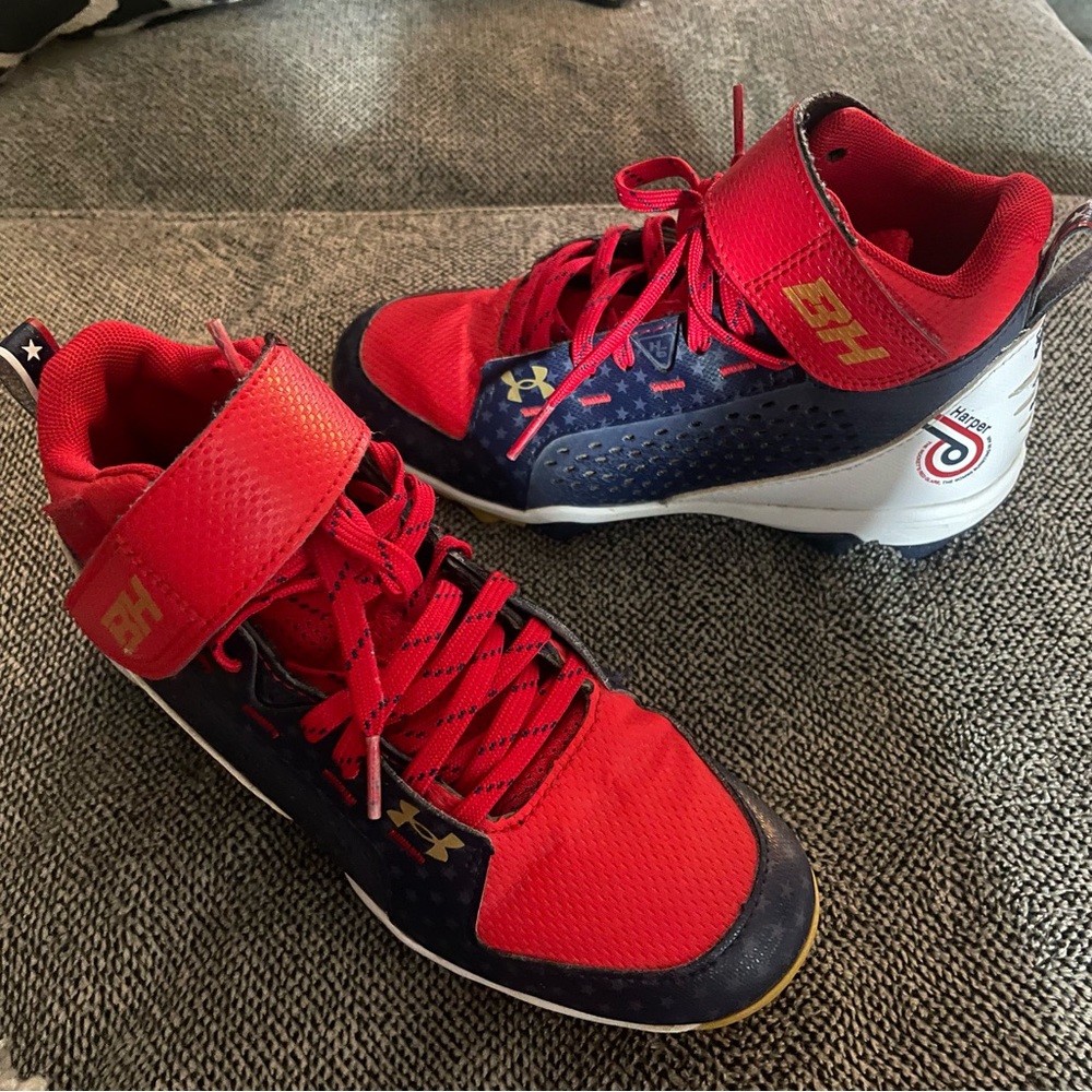 Like New Kids Under Armour baseball cleats size 3.5